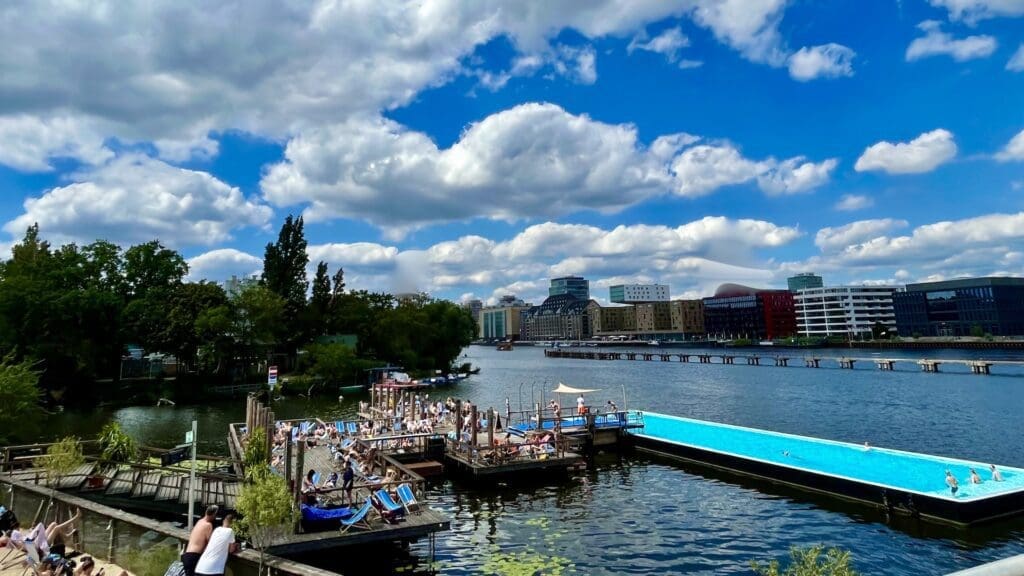 badeschiff-arena-swimming-pool-in-the-spree-river-in-kreuzberg-friedrichshain-berlin-germany